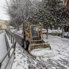 Una pala limpia la nieve en la avenida Reyes Católicos.-ISRAEL L. MURILLO