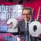 Jordi Hurtado posa, feliz -y con gafas nuevas-, en el plató de 'Saber y ganar', durante los preparativos de los especiales.-FERRAN NADEU