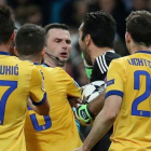 El árbitro Michael Oliver, acosado por los jugadores de la Juve.-REUTERS / SUSANA VERA