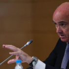 El ministro de Economía, Luis de Guindos, durante la rueda de prensa.-DAVID CASTRO