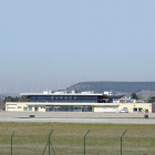 Imagen del exterior del aeropuerto de Villafría, ahora sin actividad comercial.-ISRAEL L. MURILLO