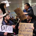 Adin y Meryem sentados sobre los hombros de sus padres, Jordan Bendant-Appell, un rabino, y Faith Yildrim, un musulmán, en una manifestación en Chicago.-Chicago Tribune