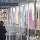 Dos mujeres recorren la exposición, que se ubica en el Museo de la Evolución Humana.-SANTI OTERO