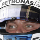 El finlandés Valtteri Bottas, dentro de su impresionante y veloz Mercedes.-AP / ANDRE PENNER