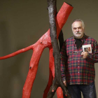 Marcos Hernando posa junto a una de las piezas de madera sobre las que gira la muestra.-Raúl Ochoa