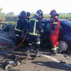 Una dotación de Bomberos interviene en un accidente de tráfico.-L.V.