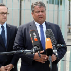 Gabriel (derecha) junto al ministro de Justicia, Heiko Maas, frente al edificio de la cancillería, en Berlín, el 23 de julio.-AFP / MAURIZIO GAMBARINI