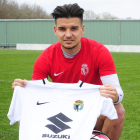 Dan Ojog posa con la camiseta blanquinegra tras la sesión de ayer.-ISRAEL L. MURILLO