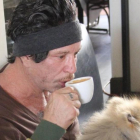 Mickey Rourke, con su mascota, en Beverly Hills.-