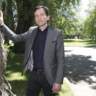 Carlos Miranda, en el parque junto al antiguo hospital de Cruz Roja, obra del paisajista uruguayo Leandro Silva.-RAÚL G. OCHOA