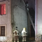 Los Bomberos intervienen en la vivienda afectada por el fuego. BOMBEROS DE BURGOS