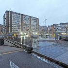 Imagen de la plaza de Santiago de Gamonal, con la puertas de salida del aparcamiento en primer plano.-ISRAEL L. MURILLO