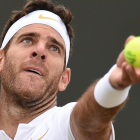 Del Potro saca ante Simon, en Wimbledon.-AFP / OLI SCARFF