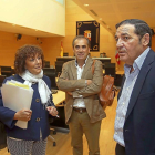 Antonio Sáez, en primer plano, junto a los socialistas Mercedes Martín y Luis Briones antes de comenzar la comparecencia en la comisión.-ICAL