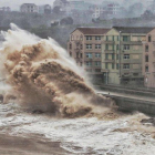 Olas gigantes se aproximan a edificios de Taizhou, en la provincia china de Zhejiang, afectada por el tifón ’Lekima’, este sábado.-AFP
