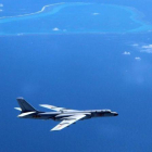 Un avión chino patrulla por islas y arrecifes del mar del Sur de China, en una foto sin fechar.-AP / XINHUA / LIU RUI