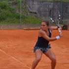 Ana Román se prepara para golpear de revés.-