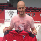 Ion Vélez posa sobre el césped de Anduva con la camiseta rojilla.-