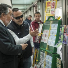 El exvicealcalde de Valencia Alfonso Grau, comprando lotería tras declarar durante más de dos horas como testigo por la operación Taula.-MIGUEL LORENZO