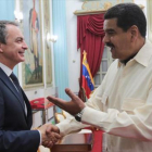 Zapatero saluda a Maduro, en el palacio presidencial de Miraflores, el pasado miércoles en Caracas.-AFP / PRESIDENCIA DE VENEZUELA / FRANCISCO BATISTA