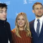 Robert Pattinson, Sienna Miller y Charlie Hunnam, en la presentación de 'The lost city of Z' en Berlín.-