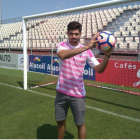 El nuevo guardameta del Mirandés, Roberto Gutiérrez, posa con su nueva camiseta en Anduva-ECB