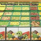 Una empleada de Mercadona en la frutería de uno de sus supermercados.-EL MUNDO