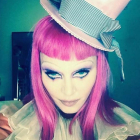 Madonna, vestida y maquillada como un payaso.-