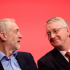 Jeremy Corbyn (izquierda) y el portavoz de Exteriores del Partido Laborista, Hilary Benn, el pasado septiembre.-AFP / LEON NEAL