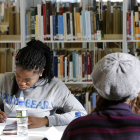 Dos chicas estudian en la Biblioteca Municipal de Burgos.-RAÚL G. OCHOA