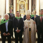 Los premiados posan con el arzobispo. RAÚL OCHOA