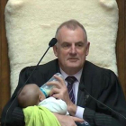 El presidente del Parlamento de Nueva Zelanda, Trevor Mallard, con el hijo del diputado en plena sesión de la Cámara.-
