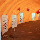 Las asociaciones contra el cáncer desarrollan diferentes iniciativas para promover la realización de las pruebas, como esta exposición que simula un colon.-ICAL