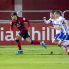 Moha Ezzarfani, perseguido por dos jugadores del Zaragoza en el choque del pasado jueves en Anduva. LA LIGA