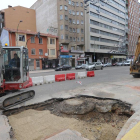 Los operarios trabajan en el arreglo de una fuga que se produjo en la calle Vitoria a la altura de Francisco Grandmontagne.-ISRAEL L. MURILLO