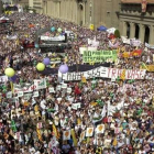 Manifestación contra el trasvase del 2003 en la plaza del Pilar de Zaragoza.-