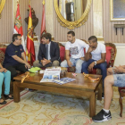 Imagen del encuentro entre los miembros del Electro Caor y Fernando Gómez.-SANTI OTERO