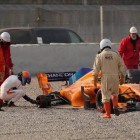 El propio Fernando Alonso quiso saber qué le había ocurrido a su rueda trasera derecha, en sus primeras vueltas en Montmeló.-REUTERS / ALBERT GEA