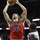 Pau Gasol, ante los Hornets.-Foto: AP / CHUCK BURTON