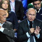 Putin habla al público durante un encuentro con simpatizantes este lunes en Moscú.-Foto: AP / MIKHAIL KLIMENTYEV