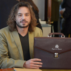 Miguel Vila recogió ayer su credencial y la cartera como nuevo diputado por Burgos.-ECB