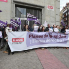 Representantes sindicales de Comisiones Obreras se concentraron ayer en defensa de la igualdad en el trabajo frente al edificio de sindicatos.-RAÚL G. OCHOA