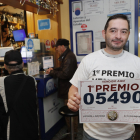 El propietario del Bar Moderno de la calle Columbrianos, en Ponferrada, reparte 12 millones de euros del 'Gordo' 05490. -TWITTER