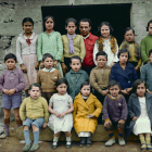 La famosa fotografía de Antoni Benaiges y sus alumnos frente a la puerta de la Escuela, coloreada por Tina Paterson.