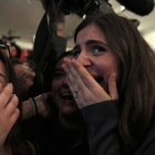 Dos simpatizantes de Syriza celebran la victoria electoral del partido de Tsipras, el domingo en Atenas.-Foto: AP / LEFTERIS PITARAKIS