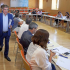El gerente regional de Salud, a la izquierda, durante la Mesa Sectorial celebrada el martes.-PHOTOGENIC/ PABLO REQUEJO