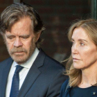 Felicity Huffaman, junto a su marido, el también actor William H. Macy, saliendo del tribunal de Boston, el pasado septiembre.-AFP / JOSEP PREZIOSO