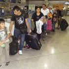 Los primeros refugiados procedentes de Grecia de origen sirio e iraquí acogidos en España, en la cola de facturación en el aeropuerto de Atenas, antes de partir hacia Madrid, el 24 de mayo del 2016.-EFE / YANNIS CHRYSSOVERGHIS