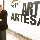 Antonio Bouza (d.) con Santonja (i.) y el edil Diego Fernández Malvido, en la inauguración de la exposición sobre ‘Artesa’ en el Arco de Santa María en febrero de 2010. ISRAEL L. MURILLO