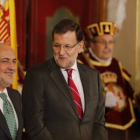 Mariano Rajoy habla con el presidente del Constitucional, Francisco Pérez de los Cobos, durante los actos con motivo del aniversario de la Carta Magna.-Foto: AGUSTÍN CATALAN